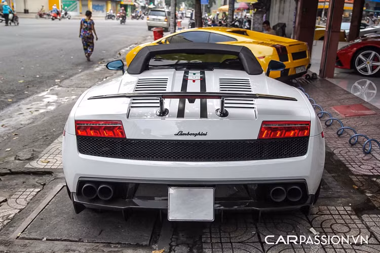 Xe sử dụng bộ mâm có dạng 5 chấu kép sơn màu nòng súng và làm từ hợp kim nhôm có khối lượng nhẹ. Ẩn phía sau là cùm phanh được sơn màu xanh lá cây khá nổi bật, kết hợp với đĩa phanh thép. Đĩa phanh tiêu chuẩn có kích thước 365 mm ở bánh trước và 356 mm ở bánh sau. Nếu được trang bị tuỳ chọn là bộ phanh đĩa gốm carbon, đĩa phanh trước sẽ có kích thước là 380 mm.