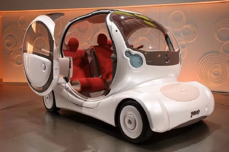  Nissan Pivo Chiếc xe concept này có thể dễ dàng bị nhầm lẫn với một chiếc xe chạy trên băng truyền trong công viên giải trí Nhật Bản. Nissan Pivo đã tự quảng cáo là một chiếc xe không cần phải xử lý các ngã rẽ. Các bánh xe (thay đổi từ 2 đến 4 ở các mẫu xe khác nhau) có thể điều chỉnh để quay xe đột ngột theo góc 90 độ mà không cần đi lùi. Hơn nữa, nội thất có thể quay xung quanh một cách tiện lợi. Nissan đã 3 lần cố gắng đưa Pivo vào thực tiễn nhưng tiếc là không thành công.