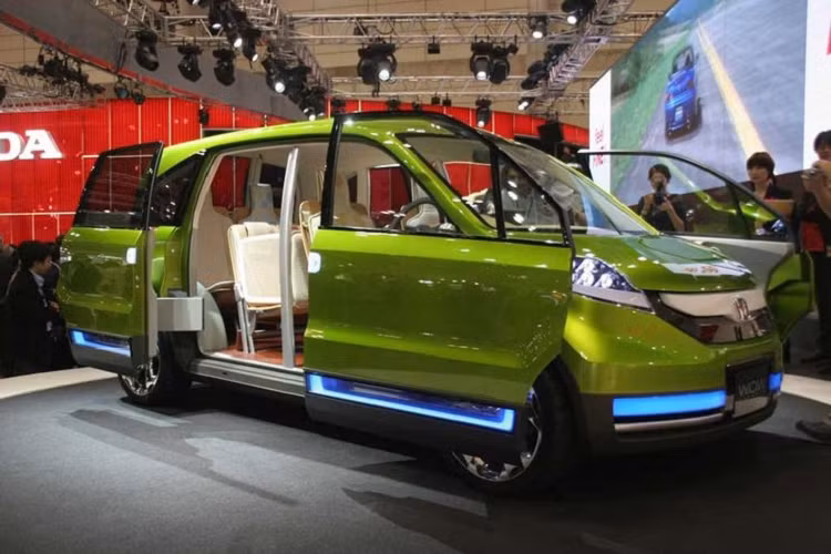  Honda W.O.W W.O.W (Wonderful Open-Heart Wagon) đã được chế tạo vì một đối tượng khách hàng cụ thể: những người yêu chó. Chiếc xe này có hệ thống cửa trượt tân tiến, mở ra không gian nội thất vô cùng rộng rãi cho thú cưng. Chi tiết điên rồ nhất ở chiếc xe concept dị thường này là khoang chứa găng tay đã được thiết kế siêu rộng, phù hợp cho một chú chó trưởng thành. Từ chỗ buộc dây xích cho tới khả năng cấu hình nội thất cho mọi thú cưng, đây là chiếc xe không thể hoàn hảo cho những người yêu động vật nói chung, và chó nói riêng.