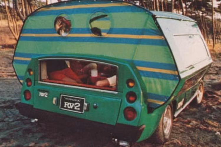  Toyota RV-2 Đi cắm trại bằng xe Toyota là một chuyện. Bây giờ hãy tưởng tượng một chiếc xe có thể tự mở ra thành một chiếc lều của chính nó. Ra mắt vào năm 1972, RV-2 mang thiết kế xe wagon cắm trại tiêu chuẩn của thời đó. Tuy nhiên điểm khác biệt là các cánh cửa kiểu vỏ sò có thể trượt ra để tạo không gian sẵn sàng cho một chiếc lều. Nó được thiết kế để chứa 4 người, cho dù có thể hơi chật chội một chút. Đồ nội thất cũng có thể được sắp xếp lại thành bàn hoặc ghế dài. Nó thậm chí còn trang bị một động cơ tốt, vậy nên hơi ngạc nhiên khi nó không bao giờ được đưa vào sản xuất.
