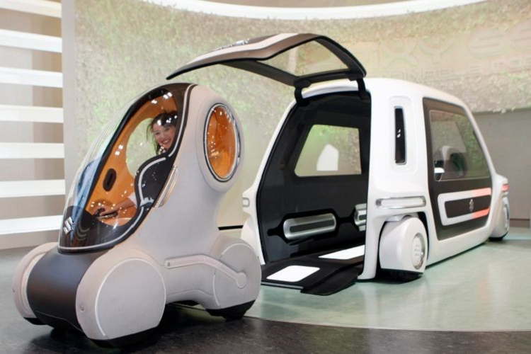  Suzuki Sharing Coach Thật khó để diễn ra ngắn gọn mẫu xe concept. Về cơ bản, nó bao gồm hai thành phần gồm Suzuki Sharing Coach (SSC) và PIXY. Trong đó, PIXY là phương tiện dạng kén cho 1 người, còn SSC là… phần kén lớn hơn với 4 cánh cửa mở rộng. Người dùng điều khiển PIXY vào trong SSC và biến đó thành một chiếc xe nhỏ. Khỏi phải nói, ý tưởng này dường như quá mức tạp và lạ lùng ngay cả đối với đường phố Tokyo.