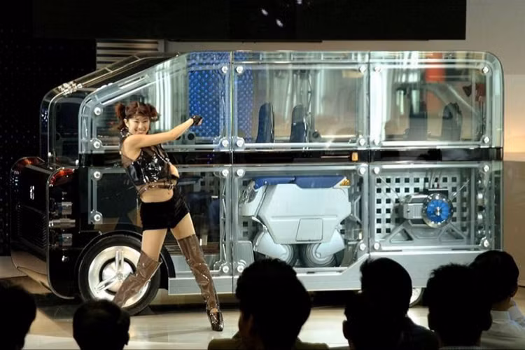  Honda Unibox Một số công ty rất thích khẩu ngữ quảng cáo "một văn phòng trong ôtô của bạn", nhưng điều này đã được thể hiện quá đà trong trường hợp này. Honda Unibox trông giống như ai đó đặt một văn phòng Ikea lên bánh xe. Sàn xe được thiết kế hoàn toàn bằng phẳng để có thể chứa đồ đạc, bàn ghế, nhiều ổ cắm máy tính và dịch vụ khác nhau. Hãy nhớ rằng, đây là năm 2001 khi các thiết bị công nghệ chưa nhỏ gọn, tiện lợi như bây giờ. Ngoài ra thay vì gương chiếu hậu, nó đã có màn hình video (một ý tưởng đi trước thời đại), và khung nhựa trong suốt cho phép mọi người có thể dễ dàng nhìn vào bên trong.