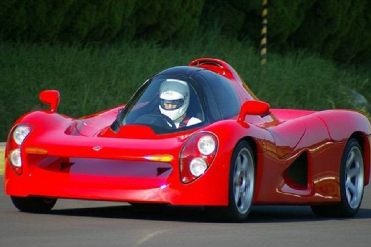  Yamaha OX99-11 Yamaha OX99-11 là một chiếc xe ý tưởng tuyệt vời với động cơ F1 V12 dung tích 3.5 lít, sản xuất công suất 400 mã lực, thế nhưng diện mạo của nó lại là một câu chuyện trái ngược. Từ những đường cong quá độ cho tới phần khoang lái trung tâm, nó trông giống như một chiếc xe đi ra từ anime. Không bất ngờ khi nó không được đưa vào sản xuất, nhưng Yamaha có chế tạo vài nguyên mẫu có thể hoạt động hoàn chỉnh.