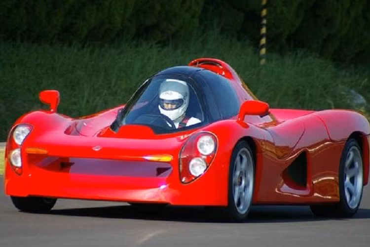  Yamaha OX99-11 Yamaha OX99-11 là một chiếc xe ý tưởng tuyệt vời với động cơ F1 V12 dung tích 3.5 lít, sản xuất công suất 400 mã lực, thế nhưng diện mạo của nó lại là một câu chuyện trái ngược. Từ những đường cong quá độ cho tới phần khoang lái trung tâm, nó trông giống như một chiếc xe đi ra từ anime. Không bất ngờ khi nó không được đưa vào sản xuất, nhưng Yamaha có chế tạo vài nguyên mẫu có thể hoạt động hoàn chỉnh.