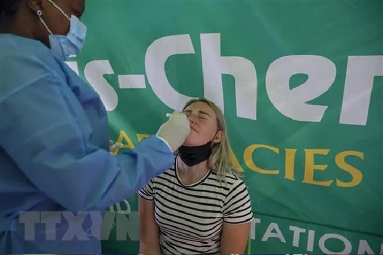 Ca nhiem COVID tang, Nam Phi can nhac tiem vac xin bat buoc