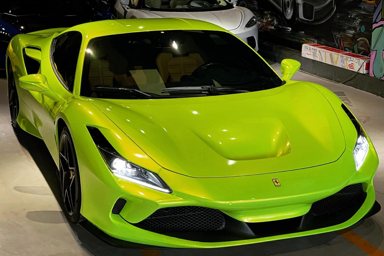 Bộ áo xanh neon này cũng giúp cho siêu xe Ferrari F8 Tributo thứ 3 về dải đất hình chữ S trở nên nổi bật hơn dù có xuất hiện chung với các siêu xe khác trong một garage chuyên bán xe đắt tiền ở TP HCM. Điểm nhấn trên màu sơn mới này là bộ mâm 5 chấu kép của xe được chuyển sang tông màu tối.