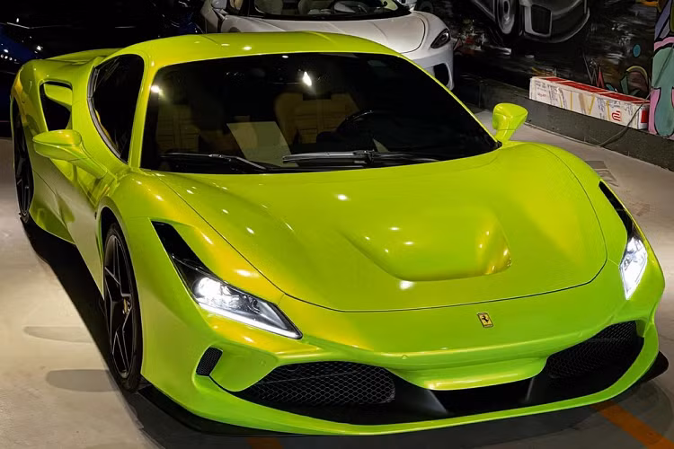 Bộ áo xanh neon này cũng giúp cho siêu xe Ferrari F8 Tributo thứ 3 về dải đất hình chữ S trở nên nổi bật hơn dù có xuất hiện chung với các siêu xe khác trong một garage chuyên bán xe đắt tiền ở TP HCM. Điểm nhấn trên màu sơn mới này là bộ mâm 5 chấu kép của xe được chuyển sang tông màu tối.