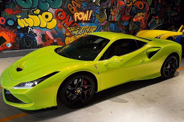 Siêu xe Ferrari F8 Tributo được được trang bị khối động cơ V8, dung tích 3.9 lít, tăng áp kép với các thông số tương đồng với dòng xe Ferrari 488 Pista như có công suất tối đa 710 mã lực và mô-men xoắn cực đại 770 Nm. Ferrari F8 Tributo có khả năng tăng tốc từ vị trí xuất phát lên 100 km/h chỉ trong thời gian 2,9 giây, trước khi chạm ngưỡng tốc độ tối đa lên đến 340 km/h.