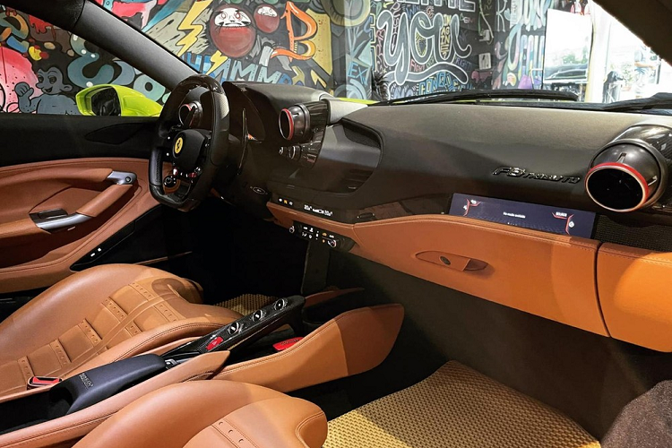 F8 Tributo cũng là thành viên đầu đàn trong phân khúc siêu xe V8 của hãng xe Ferrari, ngoài ra, còn có một chiếc xe V8 khác là SF90 Stradale nhưng siêu xe này lại sở hữu hệ truyền động plug-in hybrid và cũng đang làm mưa làm gió trên thế giới.