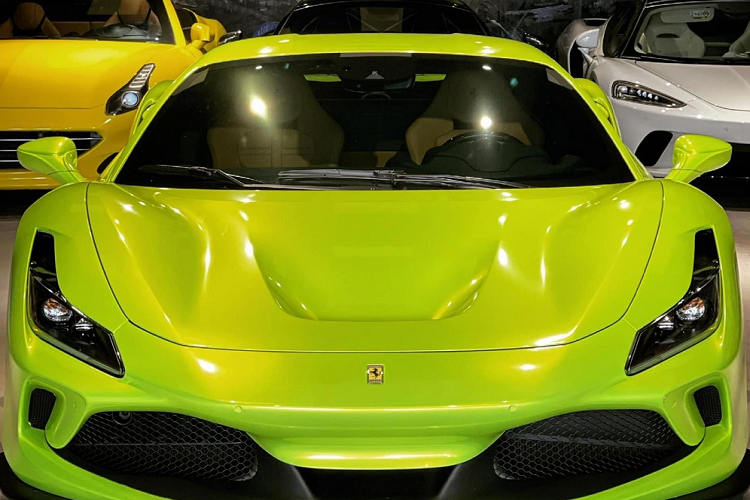 Lý do đơn giản là màu xanh neon rất kén việc pha màu và sơn đổi màu cho siêu xe, trong khi đó, thay áo bằng đề-can đơn giản hơn nhiều nhưng lại hiệu quả nhanh chóng, nếukhông thích, chủ xe có thể lột ra để chiếc siêu xe Ferrari F8 Tributo trở về màu sơn "zin" theo xe bất kỳ lúc nào.