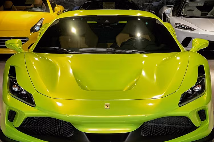 Lý do đơn giản là màu xanh neon rất kén việc pha màu và sơn đổi màu cho siêu xe, trong khi đó, thay áo bằng đề-can đơn giản hơn nhiều nhưng lại hiệu quả nhanh chóng, nếukhông thích, chủ xe có thể lột ra để chiếc siêu xe Ferrari F8 Tributo trở về màu sơn "zin" theo xe bất kỳ lúc nào.