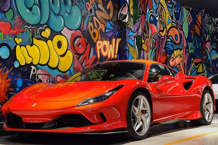 Số lượng dòng siêu xe Ferrari F8 tại Việt Nam đã ở con số 6 với 3 chiếc thuộc phiên bản Ferrari F8 Tributo và số còn lại là mui trần Ferrari F8 Spider. Khá thú vị là bộ áo màu đỏ vẫn là đặc trưng và được các đại gia Việt lựa chọn khi mua siêu xe Ferrari F8 Tributo. Chính vì điều này mà chiếc xe Ferrari F8 Tributo thứ 3 về nước đã nhanh chóng được chủ nhân cho thay áo mới.