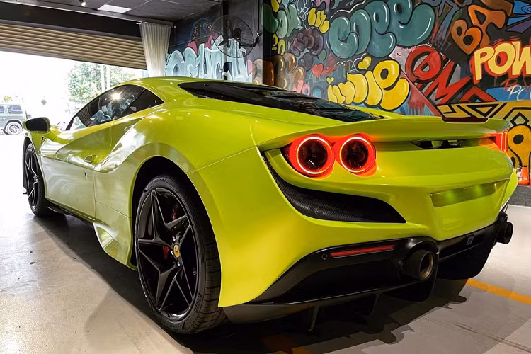 Thiết kế của Ferrari F8 Tributo cũng bắt mắt không kém với hốc gió S-Duct lấy cảm hứng từ xe đua Công thức 1, đèn pha LED chữ L cách điệu, hốc gió cá tính hay cụm đèn hậu đôi lần đầu tiên trở lại trên mẫu xe Ferrari V8, trước đó, 488 GTB hay 458 Italia đều sở hữu đèn hậu đơn.