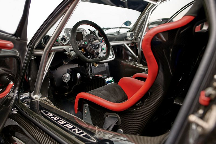 Sức mạnh xe được gửi đến các bánh xe thông qua hộp số tuần tự 6 cấp làm bằng các vật liệu độc đáo như ma-giê, sợi carbon, phủ gốm...