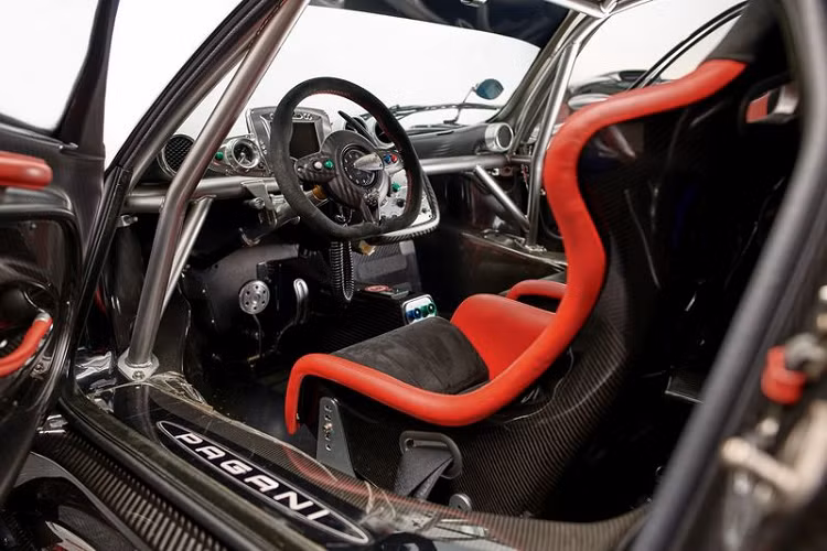 Sức mạnh xe được gửi đến các bánh xe thông qua hộp số tuần tự 6 cấp làm bằng các vật liệu độc đáo như ma-giê, sợi carbon, phủ gốm...