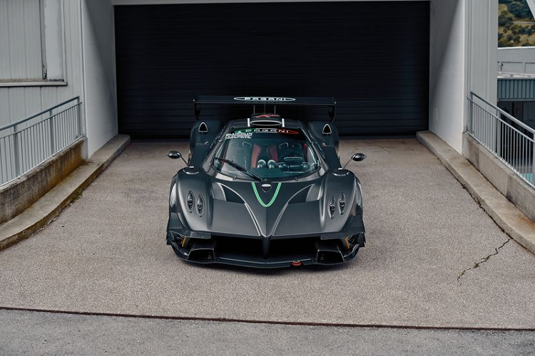 Để tham khảo, khi còn mới, giá xe Pagani Zonda R Evolution được hãng ôtô Thuỵ Điển đưa ra khoảng 2,27 triệu USD (khoảng 51,7 tỷ đồng).