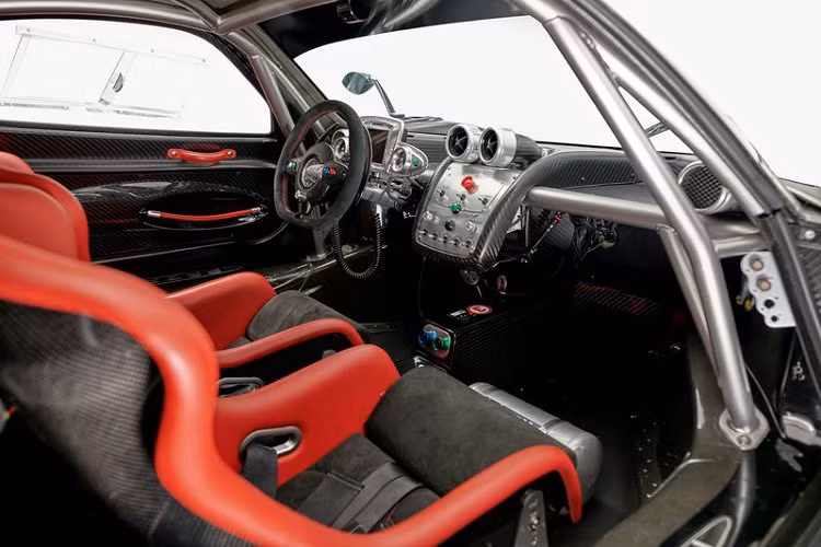 Vào năm 2010, siêu phẩm Pagani Zonda R Evolution hàng hiếm này được ra đời với tên gọi Pagani Zonda R, nhưng sau đó chiếc xe đã được đưa trở lại nhà máy để nâng cấp thành bản Evolution và có thêm 50 mã lực cùng đầu xe mới và cánh gió sau nhỏ hơn.