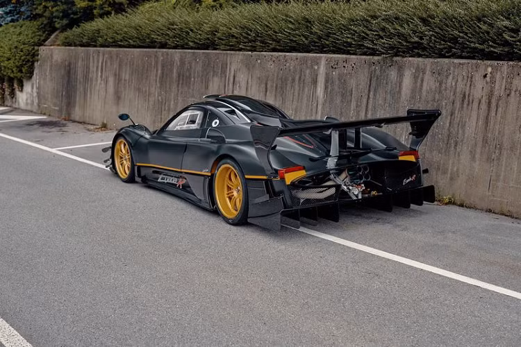 Pagani Zonda R Evolution cũng được bổ sung mâm xe hợp kim ma-giê trọng lượng nhẹ mới, mang đến nhiều lợi ích về hiệu suất hơn so với Zonda R ban đầu.