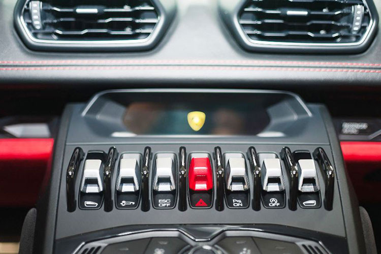 Trái tim của “siêu bò” Lamborghini Huracan LP610-4 là động cơ V10 5.2 lít hút khí tự nhiên có thể sản sinh công suất cực đại 601 mã lực và mô-men xoắn cực đại 560 Nm. Sức mạnh được truyền đến cả bốn bánh xe thông qua hộp số ly hợp kép 7 cấp.