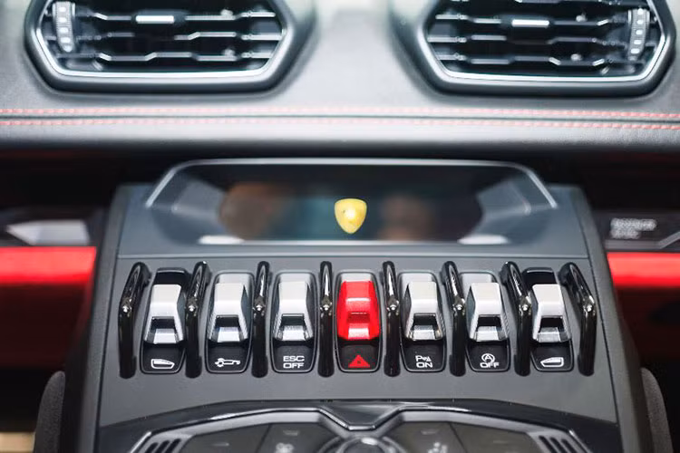 Trái tim của “siêu bò” Lamborghini Huracan LP610-4 là động cơ V10 5.2 lít hút khí tự nhiên có thể sản sinh công suất cực đại 601 mã lực và mô-men xoắn cực đại 560 Nm. Sức mạnh được truyền đến cả bốn bánh xe thông qua hộp số ly hợp kép 7 cấp.