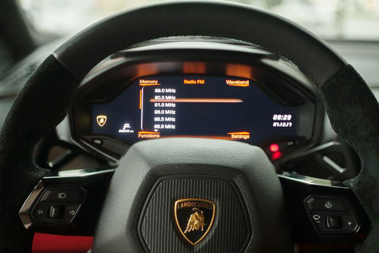 Ở bên trong, Lamborghini Huracan LP610-4 được sử dung vật liệu da bọc cao cấp kết hợp cùng Alcantara siêu nhẹ ở bảng táp-lô, ốp cửa, ghế ngồi và cả vô-lăng. Nội thất của xe kết hợp hai tông màu đen – đỏ nổi bật, trùng với ngoại thất.