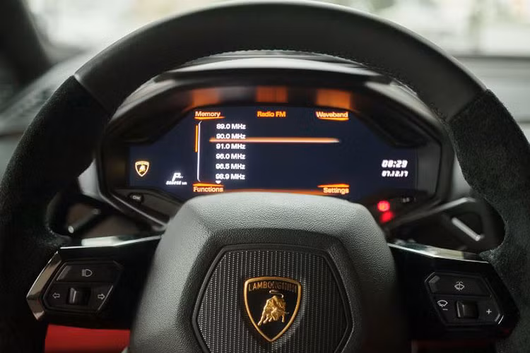 Ở bên trong, Lamborghini Huracan LP610-4 được sử dung vật liệu da bọc cao cấp kết hợp cùng Alcantara siêu nhẹ ở bảng táp-lô, ốp cửa, ghế ngồi và cả vô-lăng. Nội thất của xe kết hợp hai tông màu đen – đỏ nổi bật, trùng với ngoại thất.