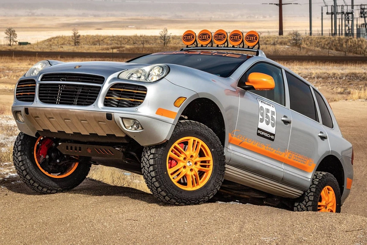 Chiếc Porsche Cayenne Turbo đời 2005 này là một ngoại lệ. Mẫu SUV đang được bán đấu giá trên trang Cars &amp; Bids. Đây là một trong số ít chiếc Porsche Cayenne được độ off-road và rao bán trên thị trường.