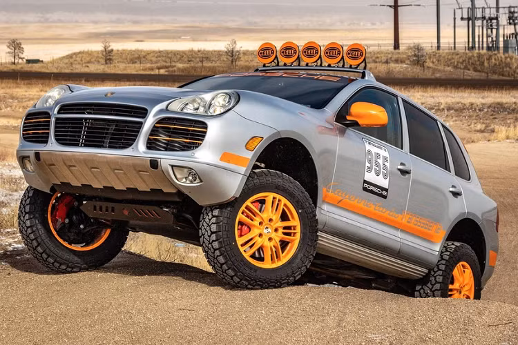 Chiếc Porsche Cayenne Turbo đời 2005 này là một ngoại lệ. Mẫu SUV đang được bán đấu giá trên trang Cars &amp; Bids. Đây là một trong số ít chiếc Porsche Cayenne được độ off-road và rao bán trên thị trường.