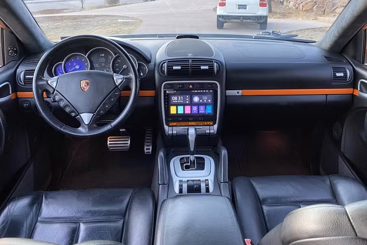 Nội thất của xe không có nhiều thay đổi. Những tiện nghi trên Porsche Cayenne Turbo 2005 gồm cửa sổ trời, ghế bọc da và có chức năng sưởi, điều hòa 4 vùng.