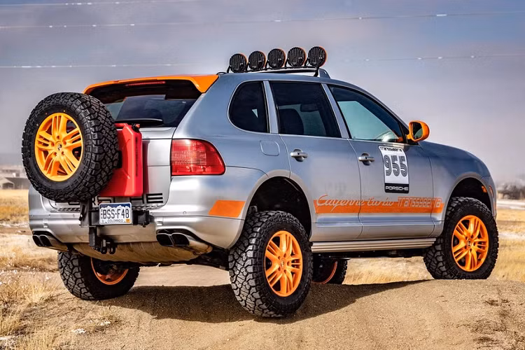 Bệ bước chân bằng nhôm, bổ sung giá nóc và dải LED trợ sáng 5 bóng. Ngoài ra, xe còn có một giá đỡ bánh dự phòng ở phía sau, thùng nhiên liệu phụ. Thân xe được dán decal màu cam bắt mắt.