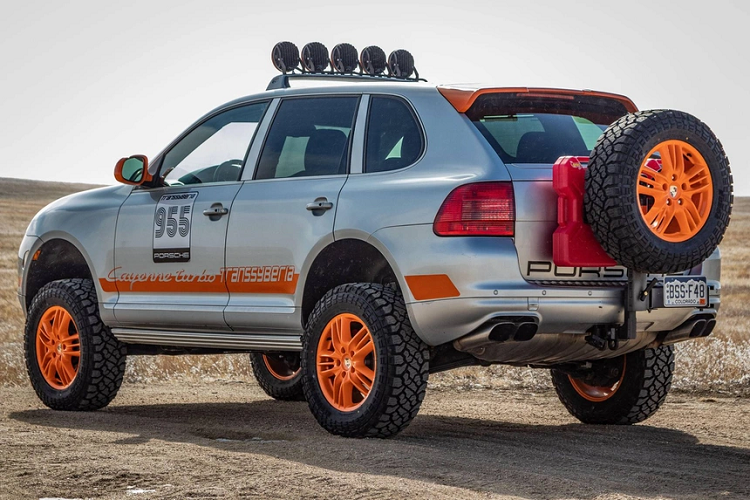 Bệ bước chân bằng nhôm, bổ sung giá nóc và dải LED trợ sáng 5 bóng. Ngoài ra, xe còn có một giá đỡ bánh dự phòng ở phía sau, thùng nhiên liệu phụ. Thân xe được dán decal màu cam bắt mắt.