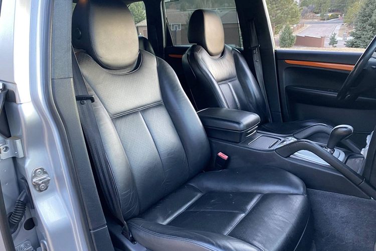 Để cải thiện khả năng off-road của chiếc SUV này, người bán đã nâng cấp thêm một số điểm, hệ thống treo được nâng lên 76 mm, mâm xe 18 inch được thay lốp địa hình Kenda Klever E 265/65.