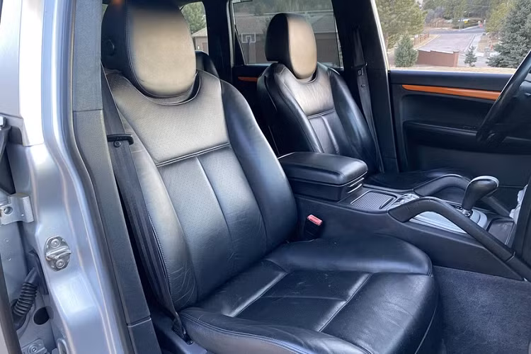 Để cải thiện khả năng off-road của chiếc SUV này, người bán đã nâng cấp thêm một số điểm, hệ thống treo được nâng lên 76 mm, mâm xe 18 inch được thay lốp địa hình Kenda Klever E 265/65.