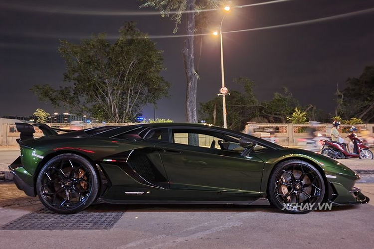Là một phiên bản nâng cấp hiệu suất của Lamborghini Aventador SV, SVJ không chỉ mạnh mẽ hơn tất cả những bản Aventador khác mà còn được hưởng lợi từ hệ thống khí động chủ động ALA thế hệ mới nhất.