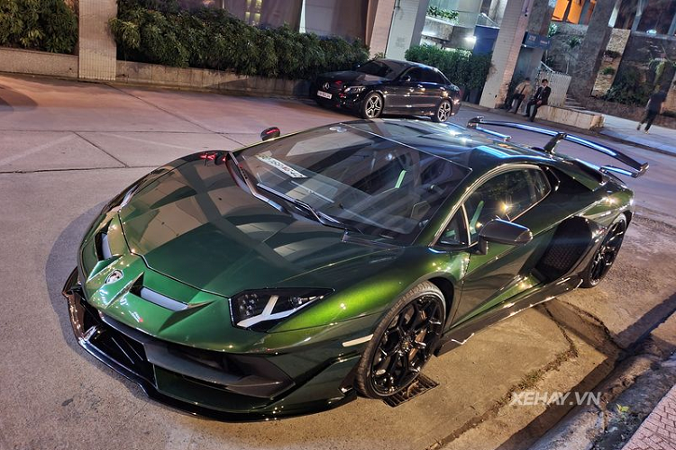 Hiện chưa rõ giá xe Lamborghini Aventador SVJ màu độc này, chỉ biết rằng phiên bản Coupe bán tại Mỹ hơn 12 tỷ đồng. Theo một số nguồn tin, giá xe Lamborghini Aventador SVJ bản giới hạn tại Việt Nam có mức dự kiến dao động trong khoảng trên 2,3 triệu USD (khoảng 53 tỷ đồng)