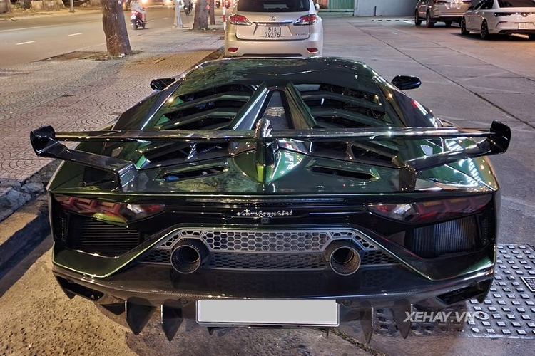 Ngoài ra, siêu xe của chủ chuỗi nhà thuốc Pharmacity còn sở hữu bộ mâm 5 chấu sơn đen bóng kích thước 20 inch phía trước và 21 inch phía sau, kết hợp cùm phanh sơn vàng tương phản.