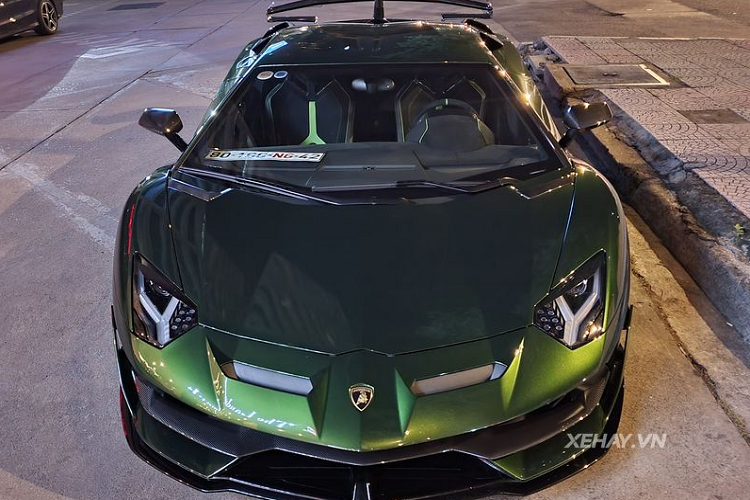 Bên cạnh là khe thoát gió được thiết kế khá ấn tượng giúp dẫn luồng khí xuống phần mui giúp cho xe khi di chuyển có cảm giác chắc chắn và bám đường tốt hơn.