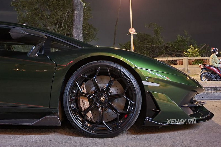 Siêu xe Lamborghini Aventador SVJ gây ấn tượng với phần đầu được thiết kế mạnh mẽ và phóng khoáng nổi bật với cụm đèn pha góc cạnh tựa như 2 viên kim cương rực rỡ cùng với dải đèn LED bắt mắt với những chiếc bóng đèn nhỏ bên trong.