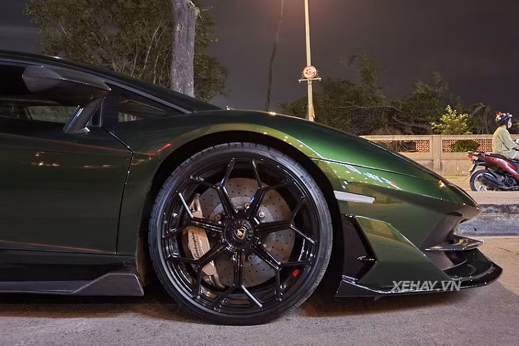 Siêu xe Lamborghini Aventador SVJ gây ấn tượng với phần đầu được thiết kế mạnh mẽ và phóng khoáng nổi bật với cụm đèn pha góc cạnh tựa như 2 viên kim cương rực rỡ cùng với dải đèn LED bắt mắt với những chiếc bóng đèn nhỏ bên trong.