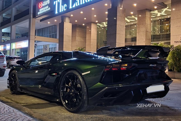 Phía đuôi xe nổi bật với cụm đèn hậu hình xương cá, cản sau mạnh mẽ cùng cánh gió cỡ lớn làm bằng sợi carbon giúp xe tăng tốc nhanh hơn và hạn chế tối đa lực cản. Ống xả được bố trí sâu vào bên trong đi kèm các cánh chia gió dọc cho cảm giác vô cùng bắt mắt.