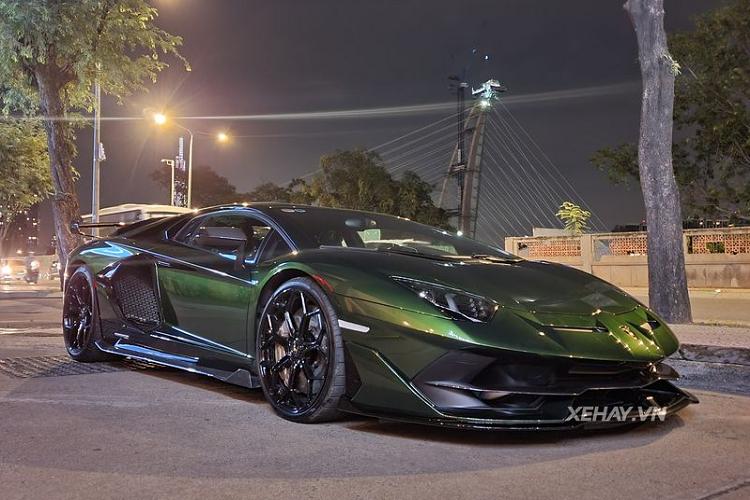 Đây chính là siêu phẩm Lamborghini Aventador SVJ tại Việt Nam hàng hiếm và cũng là chiếc thứ 3. Xe sở hữu nước sơn xanh lá Verde Ermes "kịch độc", tạo hiệu ứng độc đáo dưới ánh sáng.