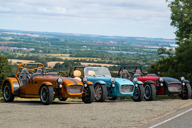 Mẫu xe Caterham Seven 170 mới là một mẫu xe thể thao thuần khiết với thiết kế phong trần, hoài cổ cũng như cắt giảm hầu hết các chi tiế thừa thãi trên xe. Chiếc xe có khả năng tăng tốc từ 0 - 96 km/h trong vòng 5 giây, không quá đột phá như những mẫu xe thể thao khác nhưng lại đem lại trải nghiệm khác biệt của một chiếc xe thể thao không kính.