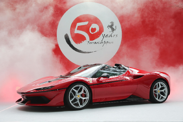 Ferrari J50 là mẫu xe minh chứng cho việc không chỉ có các thương hiệu Nhật Bản sản xuất xe JDM. Ra mắt năm 2016 để kỷ niệm nửa thế kỷ Ferrari có mặt tại xứ xở Mặt Trời mọc, J50 được sản xuất giới hạn 10 chiếc với giá bán 3,6 triệu USD.