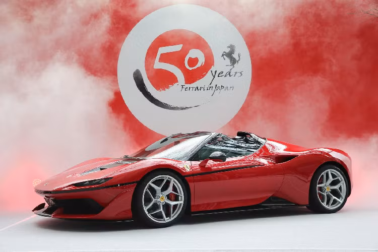 Ferrari J50 là mẫu xe minh chứng cho việc không chỉ có các thương hiệu Nhật Bản sản xuất xe JDM. Ra mắt năm 2016 để kỷ niệm nửa thế kỷ Ferrari có mặt tại xứ xở Mặt Trời mọc, J50 được sản xuất giới hạn 10 chiếc với giá bán 3,6 triệu USD.