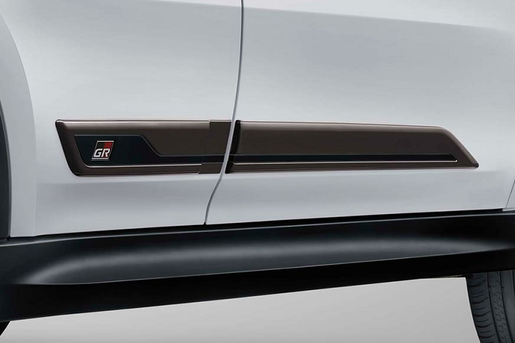 Nằm bên dưới nắp ca-pô của Toyota Rush GR Sport 2022 vẫn là khối động cơ xăng 4 xi-lanh, hút khí tự nhiên, dung tích 1.5L, sản sinh công suất tối đa 105 mã lực tại tua máy 6.000 vòng/phút và mô-men xoắn cực đại 136 Nm tại tua máy 4.200 vòng/phút. Động cơ kết hợp với hộp số sàn 5 cấp hoặc tự động 4 cấp và hệ dẫn động cầu sau.