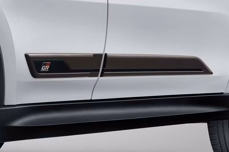 Nằm bên dưới nắp ca-pô của Toyota Rush GR Sport 2022 vẫn là khối động cơ xăng 4 xi-lanh, hút khí tự nhiên, dung tích 1.5L, sản sinh công suất tối đa 105 mã lực tại tua máy 6.000 vòng/phút và mô-men xoắn cực đại 136 Nm tại tua máy 4.200 vòng/phút. Động cơ kết hợp với hộp số sàn 5 cấp hoặc tự động 4 cấp và hệ dẫn động cầu sau.