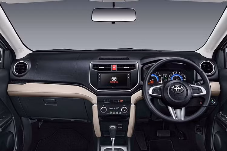Bước vào bên trong Toyota Rush GR Sport 2022, người lái sẽ thấy không gian nội thất khá quen thuộc vì không thay đổi nhiều so với bản thường. Hãng Toyota chỉ bổ sung màn hình cảm ứng 7 inch cho hệ thống thông tin giải trí trên xe. Bên cạnh đó, xe còn có hệ thống âm thanh 8 loa và điều hòa tự động đi kèm màn hình kỹ thuật số.