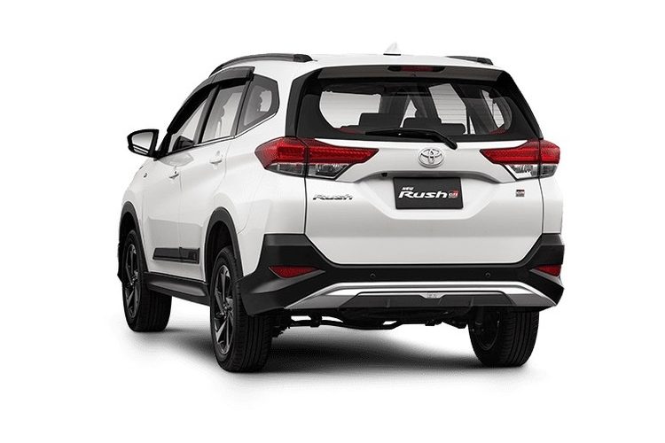 So với bản thường, Toyota Rush GR Sport thế hệ mới chỉ thay đổi về thiết kế sao cho thể thao hơn. Theo đó, xe được trang bị lưới tản nhiệt với nan nằm ngang mạ crôm màu tối, cánh lướt gió dưới gầm trước màu xám đậm và tấm ốp gầm dưới cản sau màu bạc, tích hợp bộ khuếch tán gió giả. Thêm vào đó là hốc đèn sương mù màu đen, ốp thân xe màu tối tích hợp logo "GR Sport" mới và bộ vành hợp kim 17 inch phối 2 màu. Ngoài ra, Toyota Rush phiên bản GR Sport tại thị trường Indonesia còn được bổ sung gương chiếu hậu gập tự động.