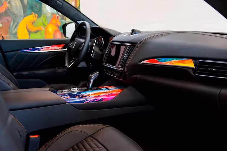 Maserati Levante hạng sang được biết đến là mẫu SUV đầu tiên của Maserati. Levante là một mẫu xe phá vỡ mọi rào cản, giới hạn đối với những người mê xe về định của của một chiếc Maserati truyền thống. Thương hiệu cũng đồng thời ra mắt nhiều phiên bản khác nhau để đem tới cho khách hàng nhiều sự lựa chọn. Levante Trofeo là phiên bản cao cấp bậc nhất với trang bị động cơ V8 có công suất 580 mã lực từ đó đem lại trải nghiệm về hiệu năng kết hợp xử lý ấn tượng hơn nhằm tạo cảm giác thú vị cho người cầm lái.