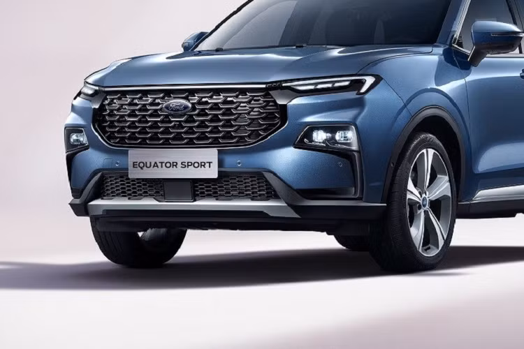 Ngoài ra, xe còn được trang bị nẹp mạ crôm trên cửa và bao quanh cửa sổ giống Ford Equator. Tuy nhiên, đường chân kính của mẫu SUV cỡ C này lại hất lên trên ở cột D chứ không thẳng như Ford Equator. Ở phía sau Ford Equator Sport 2022 xuất hiện cụm đèn hậu có thiết kế 3D và không nối liền với nhau theo xu hướng hiện nay. 